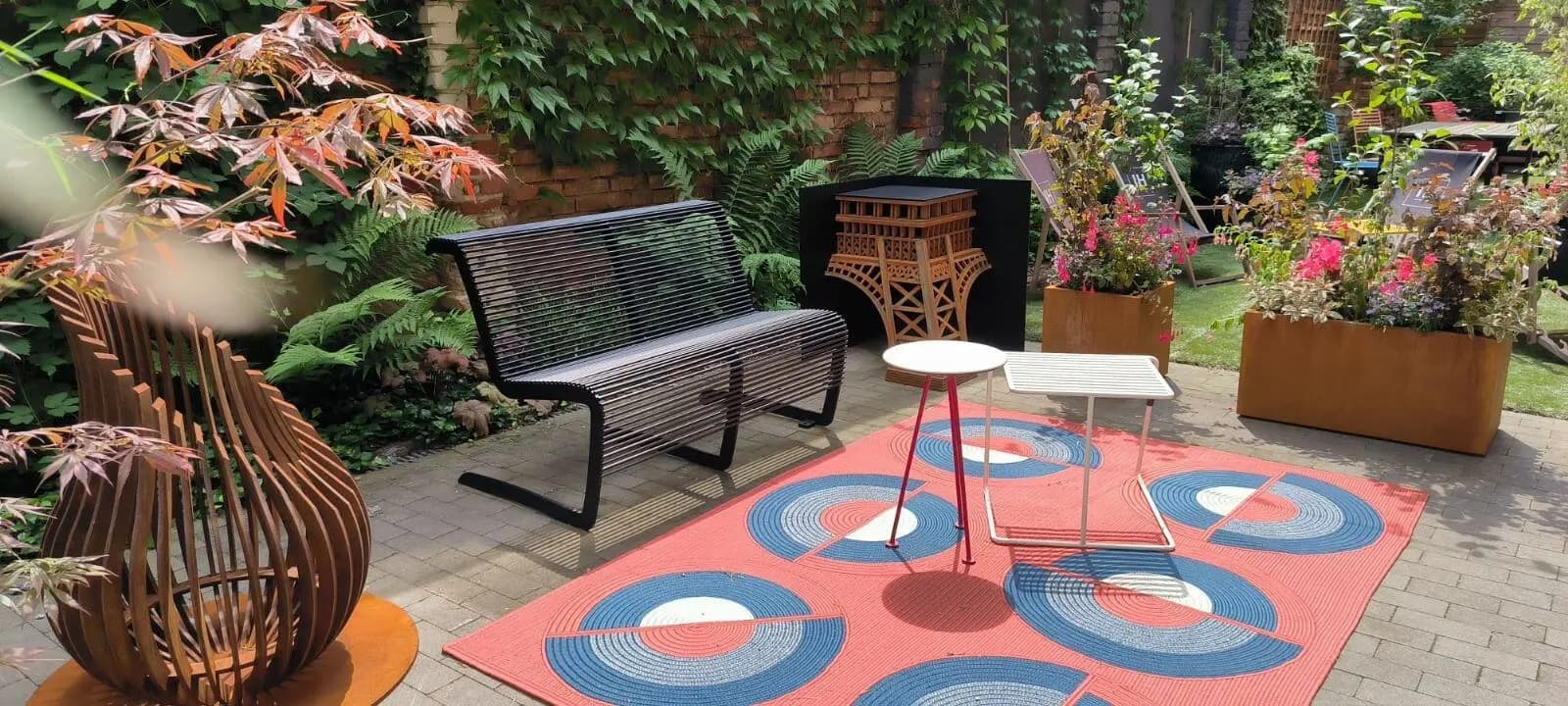 Realizacja Pelle z elementami metalowymi w ogrodzie